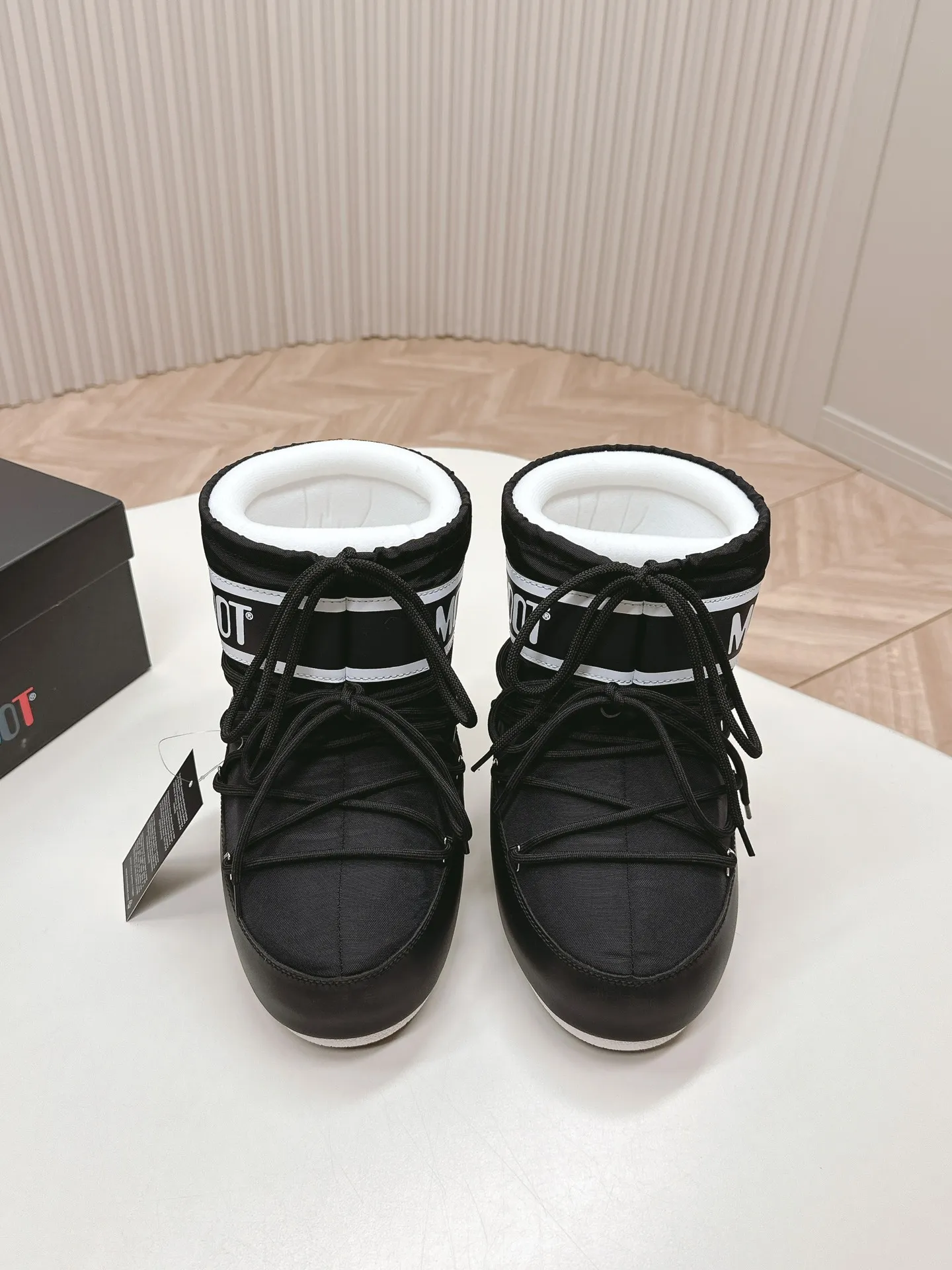Men's shoes pP600! Fabric short boots Moon Boot 24ss The latest snow boots series for autumn and winter... Ugly snow short boots Forget UGG, fashionable people are wearing Moon Boot snow boots. If you find it difficult to accept the revival of UGG, now there is a more alternative snow boot that is back. It is 4 cm taller. That is the Moon Boot. It was already very popular in the millennium. Paris Hilton, Victoria Beckham and other celebrities often wore it, and now the Y2K trend is popular again. The same QQ show outfit worn by young children. The ugly snow boots that have been shown by thousands of people have become popular again. They are not distinguished between men and women. They look slim and warm and easy to wear. Fabric: 70% cotton and 30% plastic. Lining: 100% silk cotton liner. Feet: 100% silk cotton liner. Outsole: thermoplastic rubber. Bottom thickness: 4cm. Size: #35-41 (41 customization is not returnable).